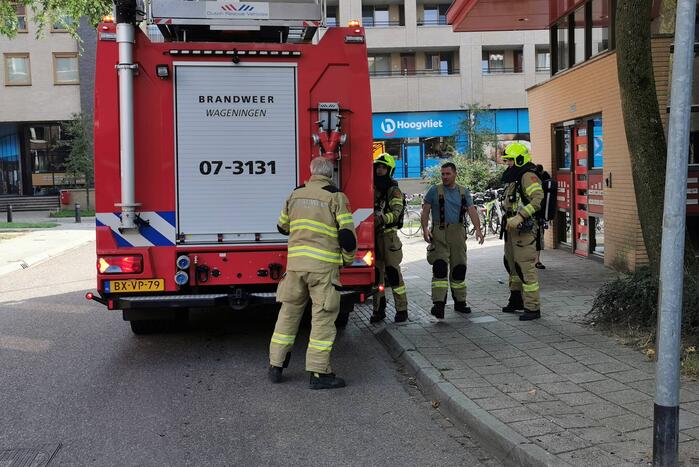 Brandweer blust brand in papiercontainer