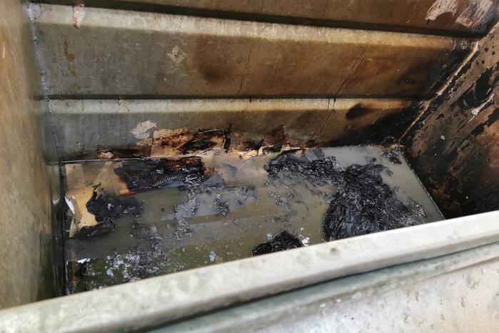 Brandweer blust brand in papiercontainer