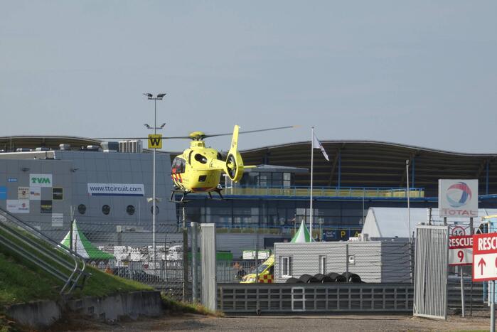 Traumahelikopter landt bij TT Circuit