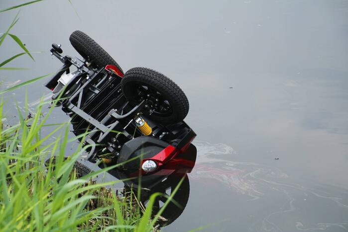 Bestuurder belandt met scootmobiel in het water