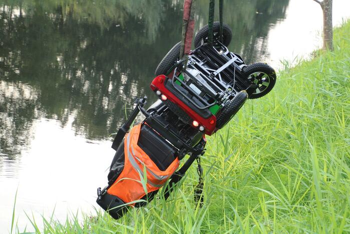 Bestuurder belandt met scootmobiel in het water