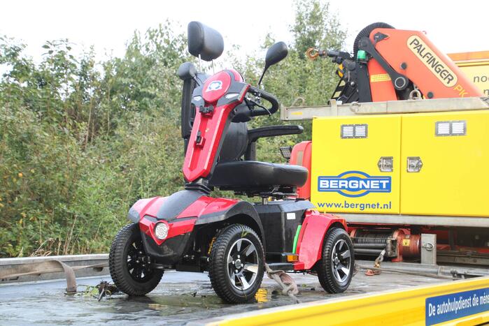 Bestuurder belandt met scootmobiel in het water