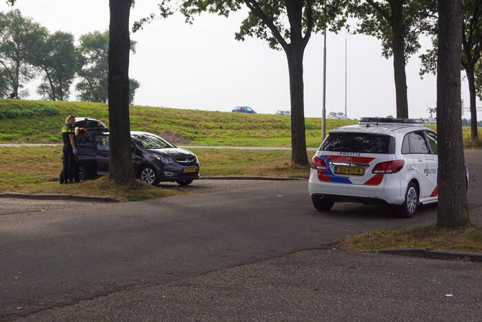 Agente steekt middelvinger op naar persfotograaf