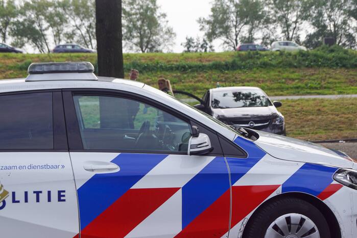 Agente steekt middelvinger op naar persfotograaf