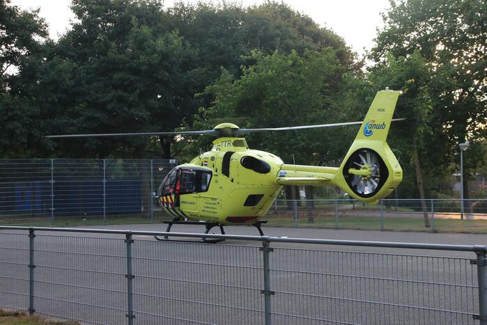 Persoon gewond na val van hoogte