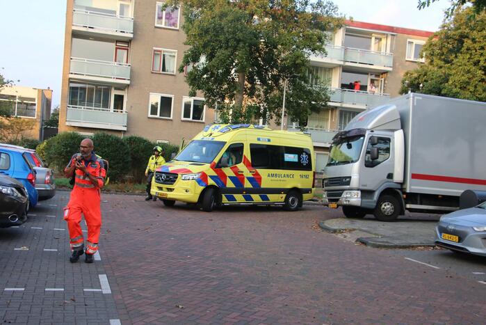 Persoon gewond na val van hoogte