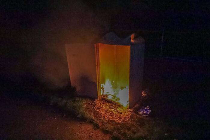 Brandweer blust brand in afvalcontainer