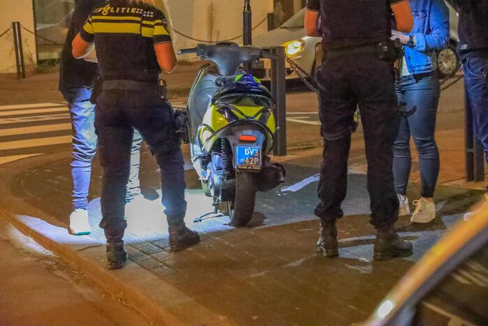 Botsing tussen personenauto en scooterrijder