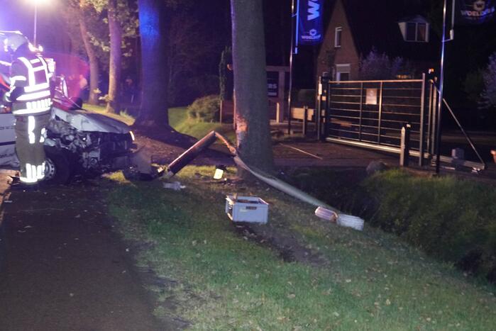 Fietser zwaargewond door botsing met bestelbus