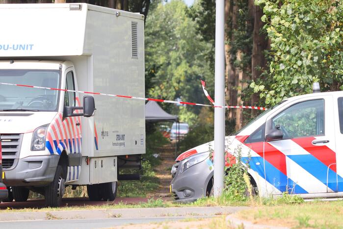 Overleden persoon aangetroffen in bosperceel