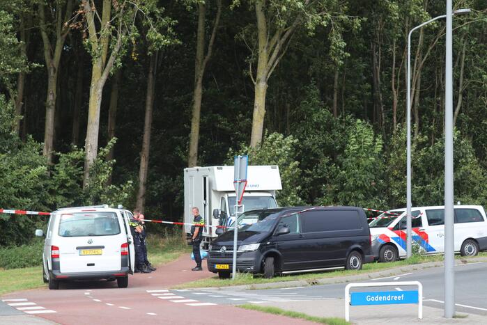 Overleden persoon aangetroffen in bosperceel