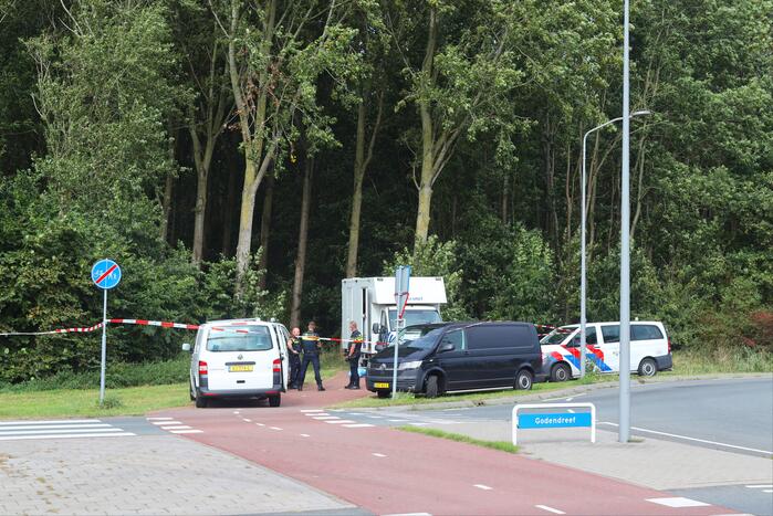 Overleden persoon aangetroffen in bosperceel