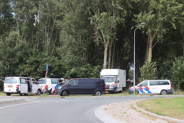 Overleden persoon aangetroffen in bosperceel