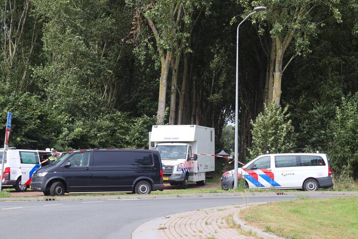 Overleden persoon aangetroffen in bosperceel