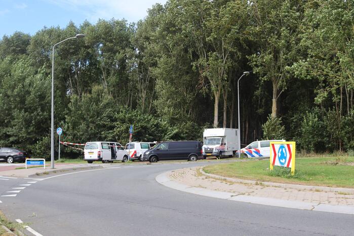 Overleden persoon aangetroffen in bosperceel