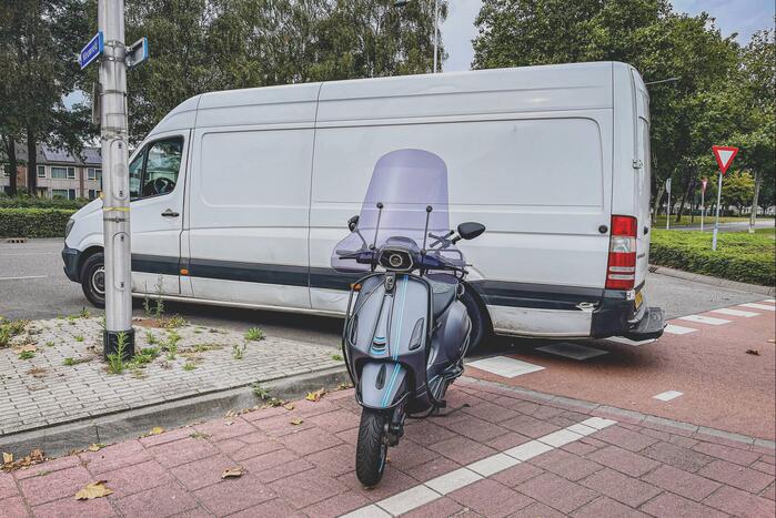 Opzittende scooter gewond bij botsing met bestelbus pakketbezorger