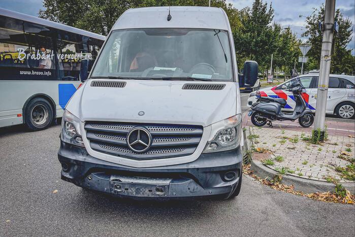 Opzittende scooter gewond bij botsing met bestelbus pakketbezorger