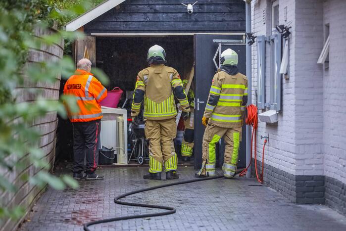 Schuur van woning vat vlam