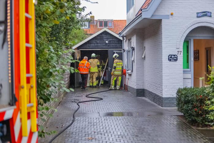 Schuur van woning vat vlam