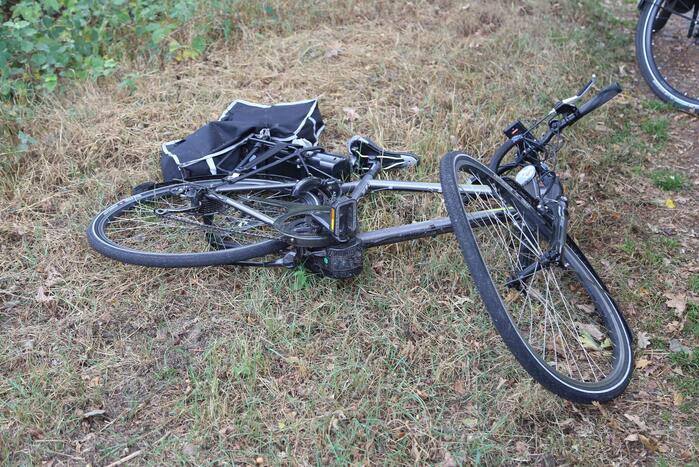 Fietser geschept door auto