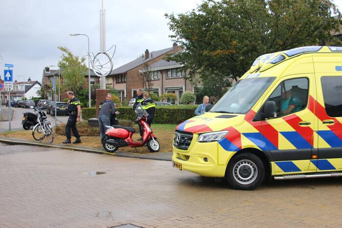 Scooterrijder met spoed naar ziekenhuis bij botsing met auto