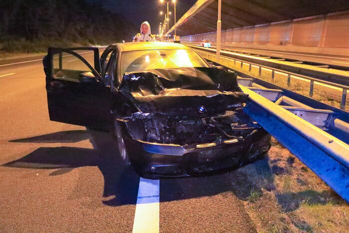 Personenauto crashed op snelweg