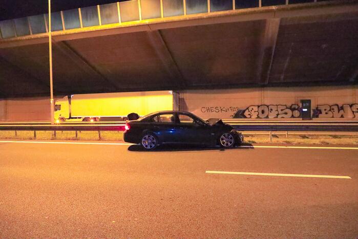 Personenauto crashed op snelweg