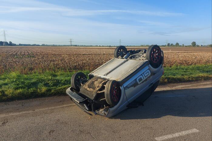 45-km voertuig botst op zandberg en belandt op zijn kop