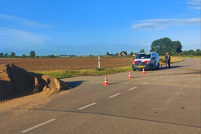 45-km voertuig botst op zandberg en belandt op zijn kop