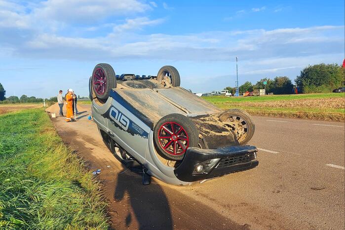 45-km voertuig botst op zandberg en belandt op zijn kop