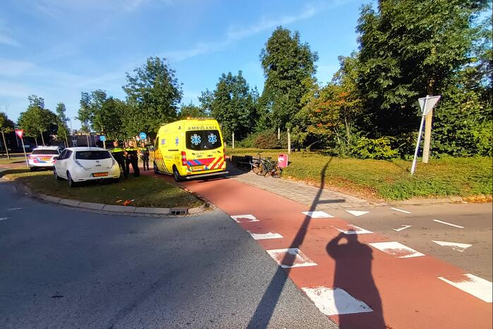 Fietser aangereden door automobilist op rotonde