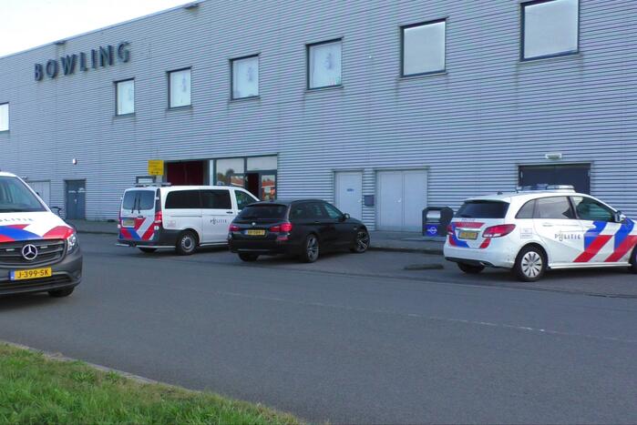 Automobilist rijdt door ruit vaccinatiecentrum Zeelandhallen
