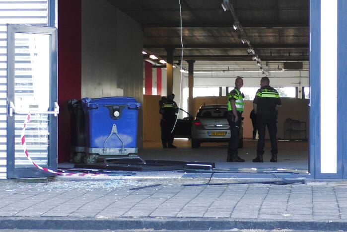 Automobilist rijdt door ruit vaccinatiecentrum Zeelandhallen