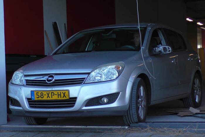 Automobilist rijdt door ruit vaccinatiecentrum Zeelandhallen