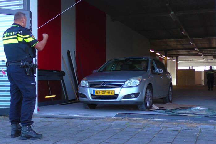 Automobilist rijdt door ruit vaccinatiecentrum Zeelandhallen