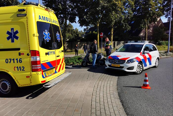 Scooterrijder aangereden door auto op rotonde