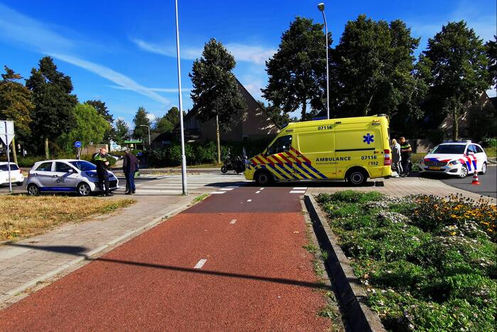 Scooterrijder aangereden door auto op rotonde