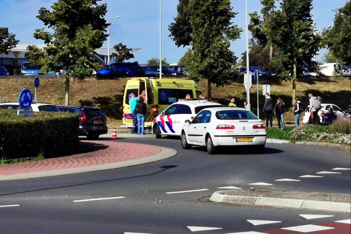 Scooterrijder aangereden door auto op rotonde