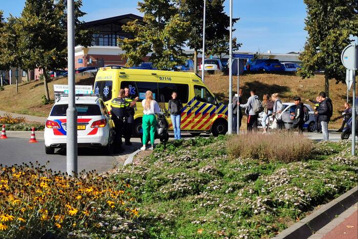 Scooterrijder aangereden door auto op rotonde