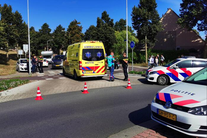 Scooterrijder aangereden door auto op rotonde