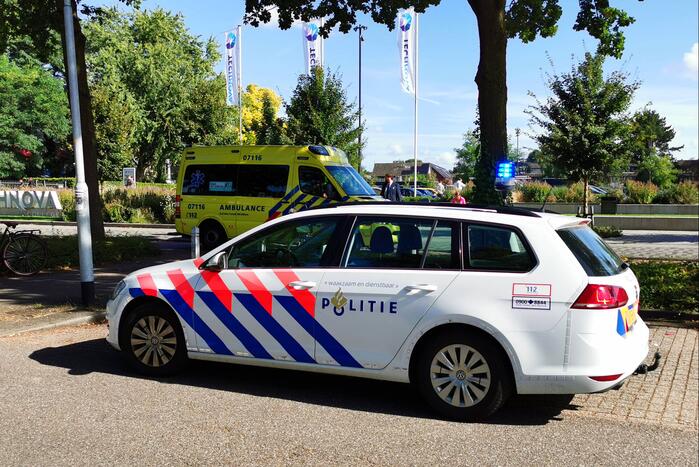 Twee fietsers botsen op kruising