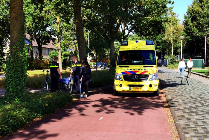 Twee fietsers botsen op kruising