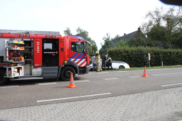 Man, vrouw en kind gewond nadat auto in greppel belandt