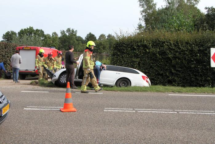 Man, vrouw en kind gewond nadat auto in greppel belandt