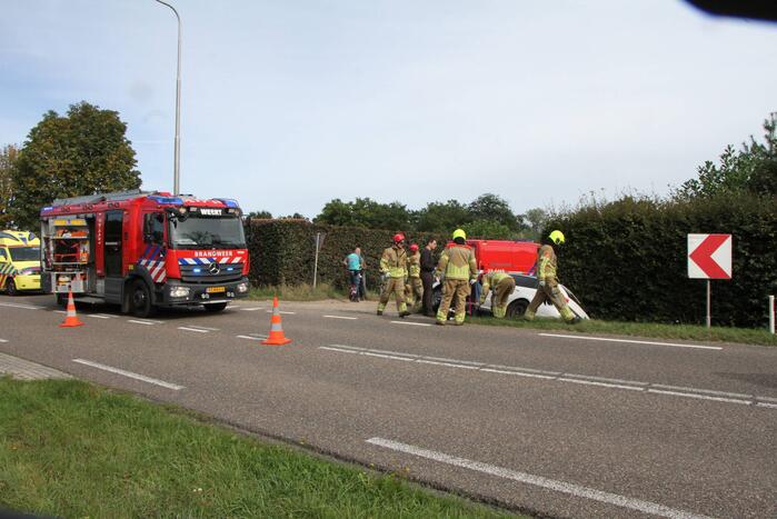 Man, vrouw en kind gewond nadat auto in greppel belandt