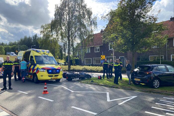 Motorrijder raakt gewond bij botsing met personenauto
