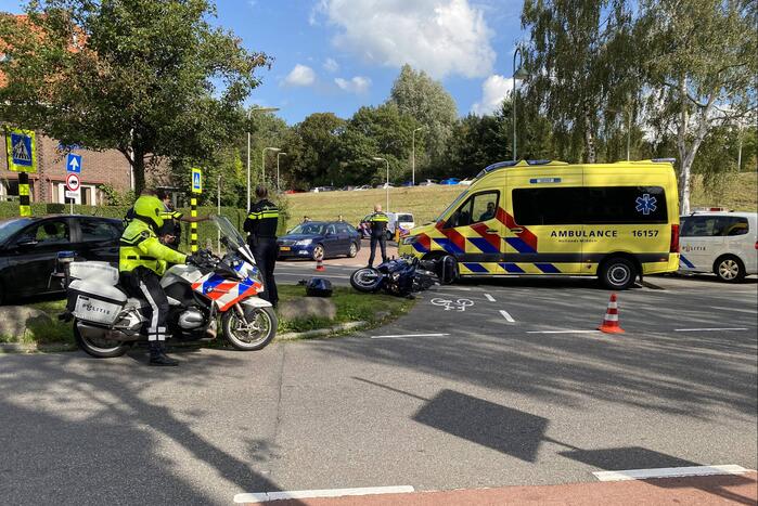 Motorrijder raakt gewond bij botsing met personenauto