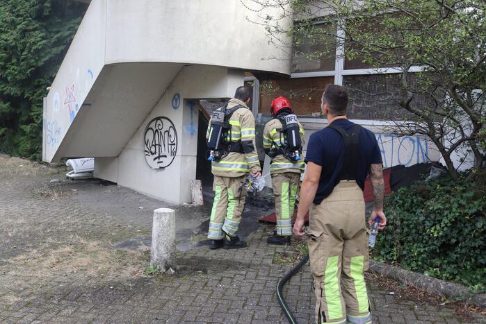 Afval in brand bij leegstand kantoorpand