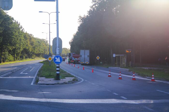 Enorm lang benzinespoor door lekgereden tank van vrachtwagen