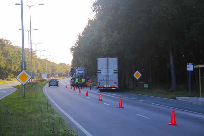 Enorm lang benzinespoor door lekgereden tank van vrachtwagen